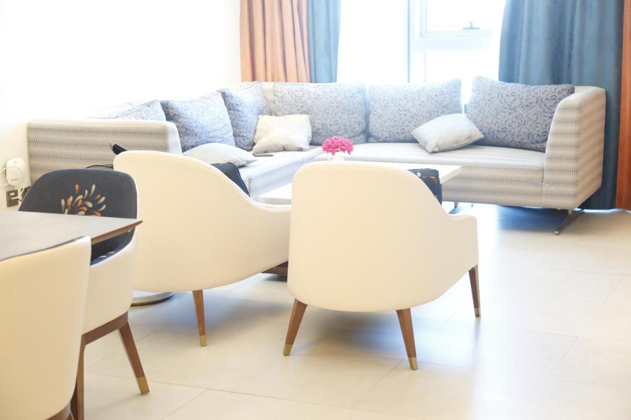 Waterfront Hotel Apartment Lusail Zewnętrze zdjęcie A living room in a modern apartment