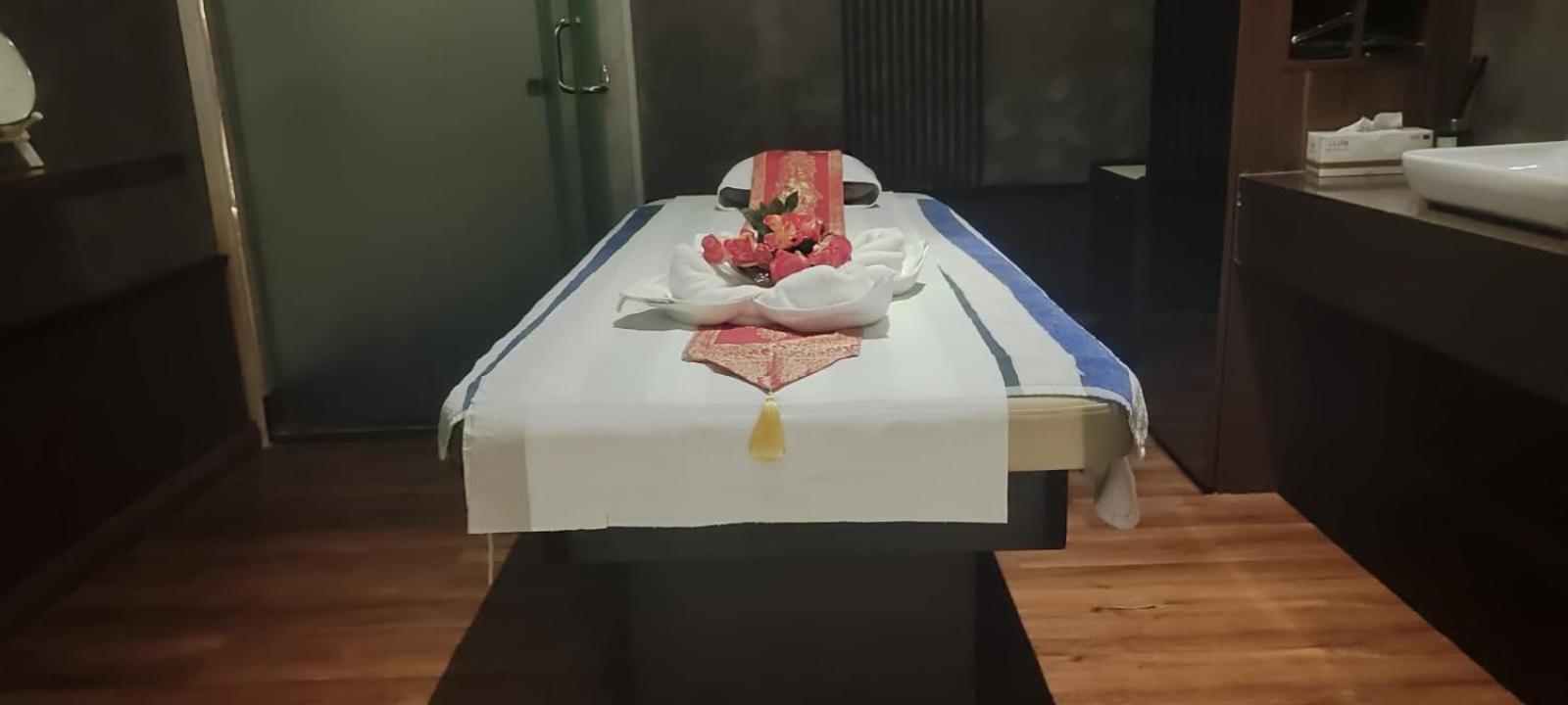 Waterfront Hotel Apartment Lusail Zewnętrze zdjęcie A massage bed